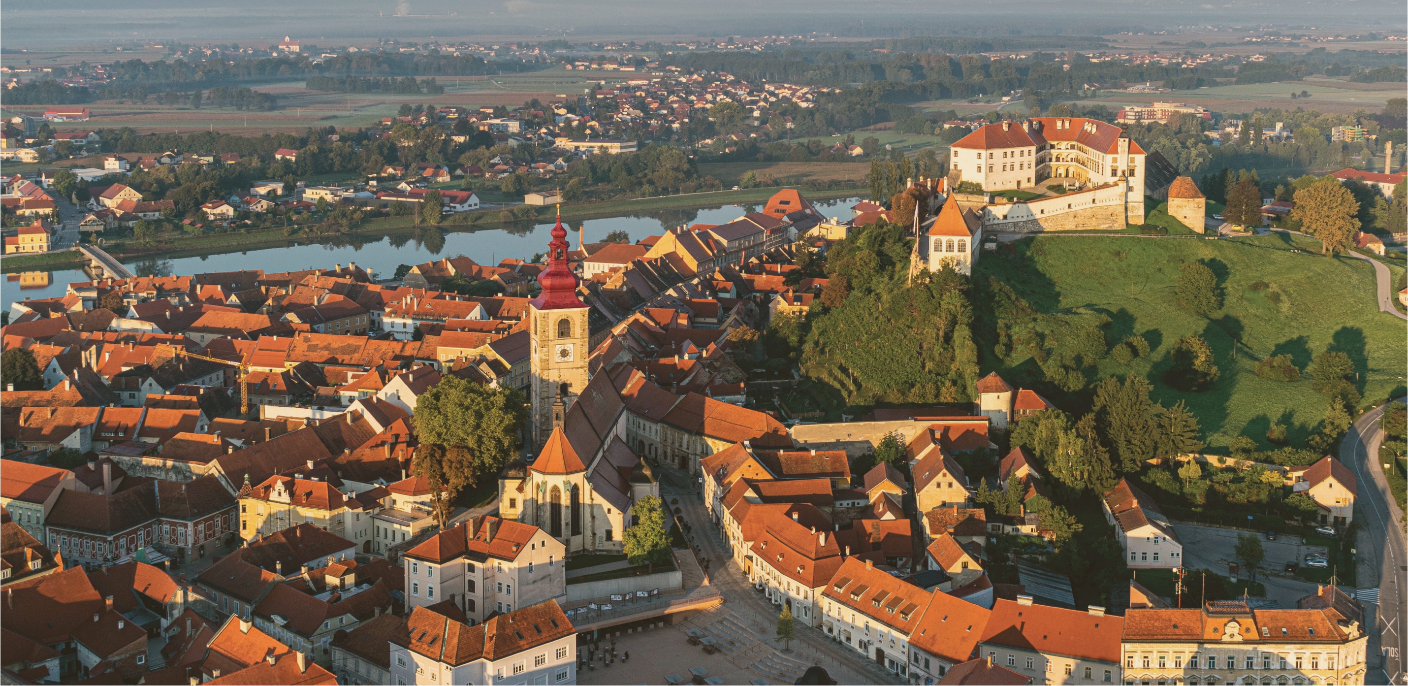 Ptuj z mestnim jedrom, gradom in Dravo